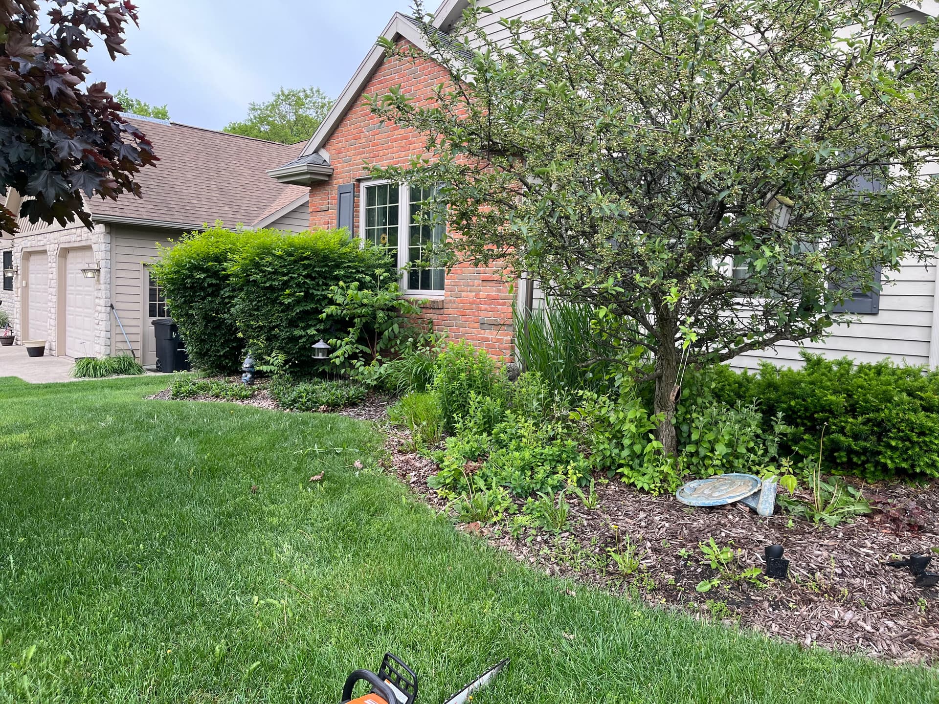 Gallery photos for Bed Cleanup, Shrub Trimming and Fresh Mulch in Bellefontaine: Image #1