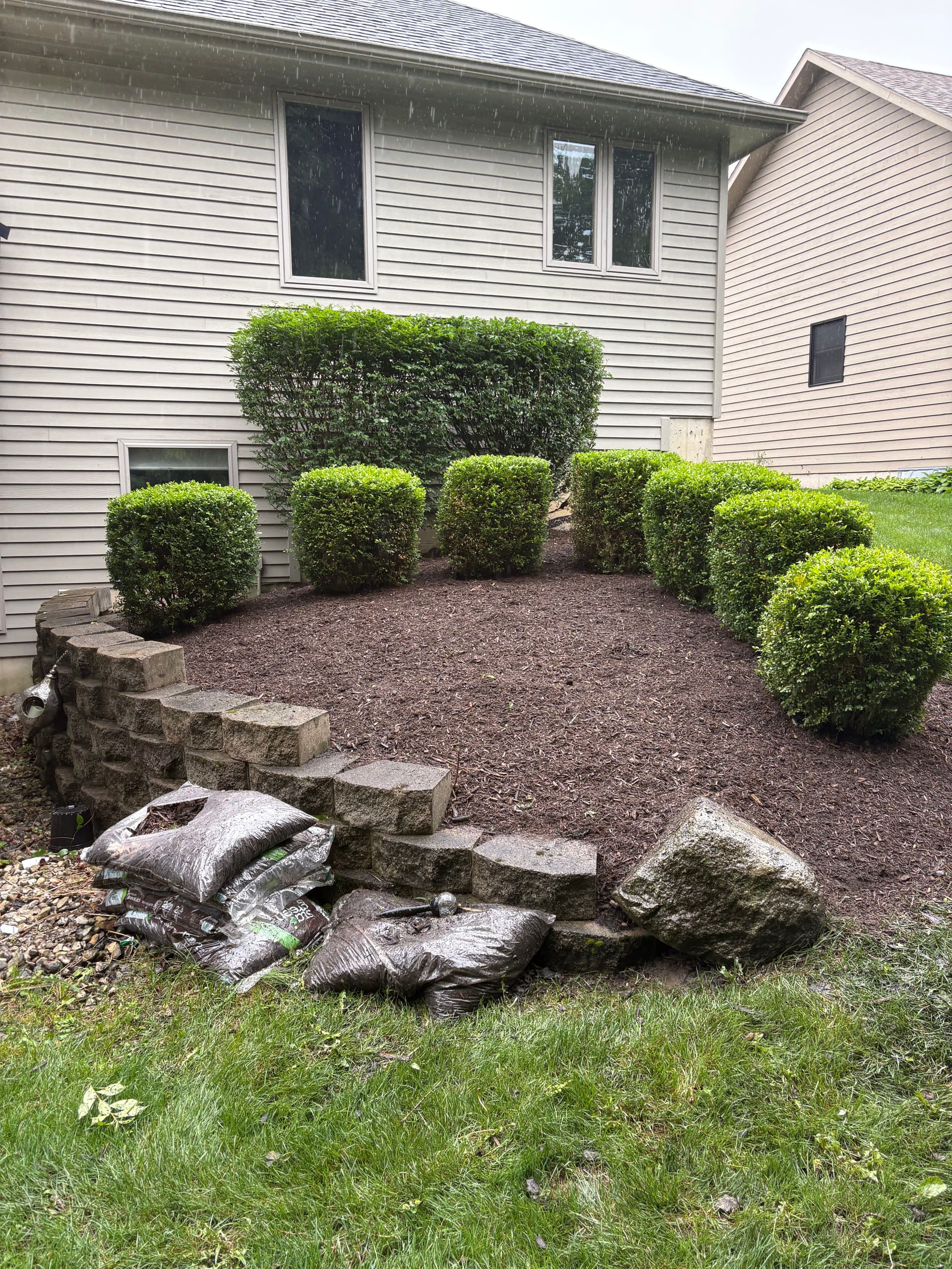 Gallery photos for Bed Cleanup, Shrub Trimming and Fresh Mulch in Bellefontaine: Image #7
