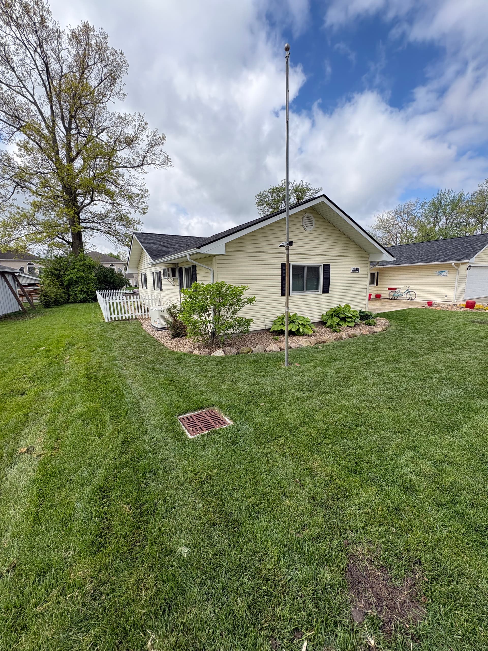 Gallery photos for Lake Property Bed Cleanup Mulch and River Rock Done Right: Image #9
